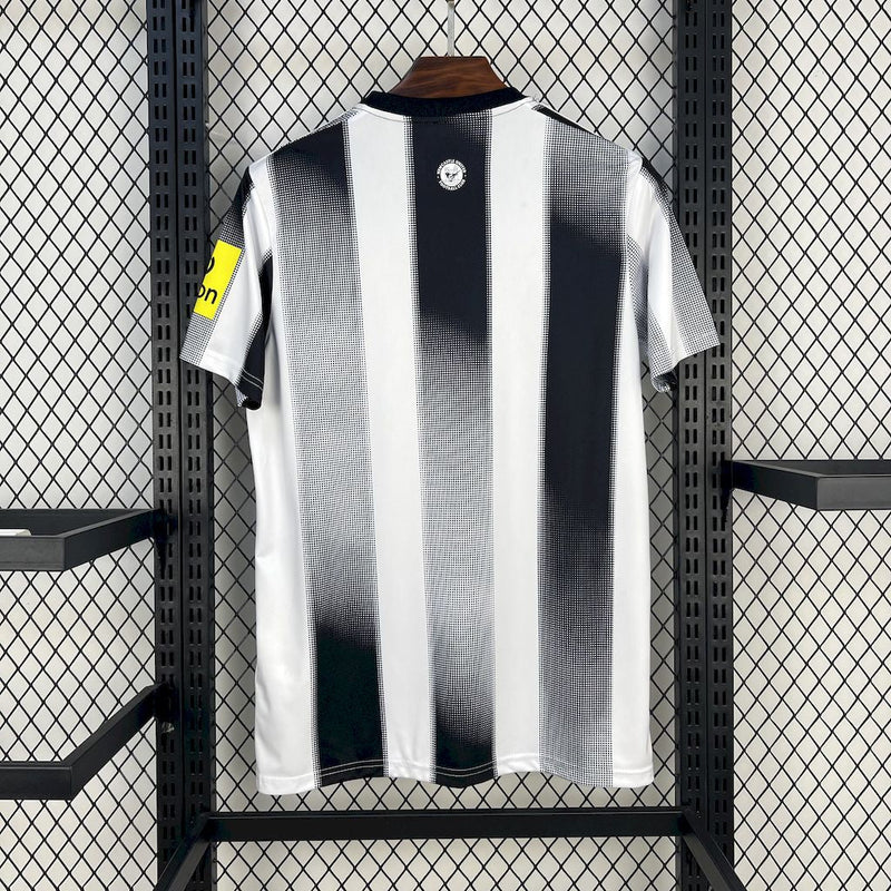 CAMISA DO NEWCASTRLE 25/26 PRETO E BRANCO